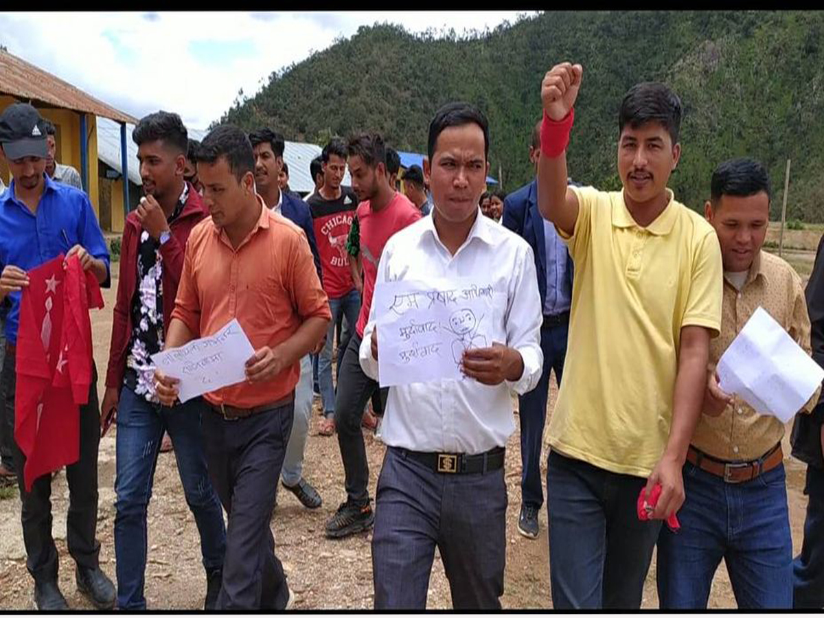 गभर्नर महाप्रसाद अधिकारीलाई बर्खास्त गर्न माग गर्दै बैतडीमा प्रदर्शन